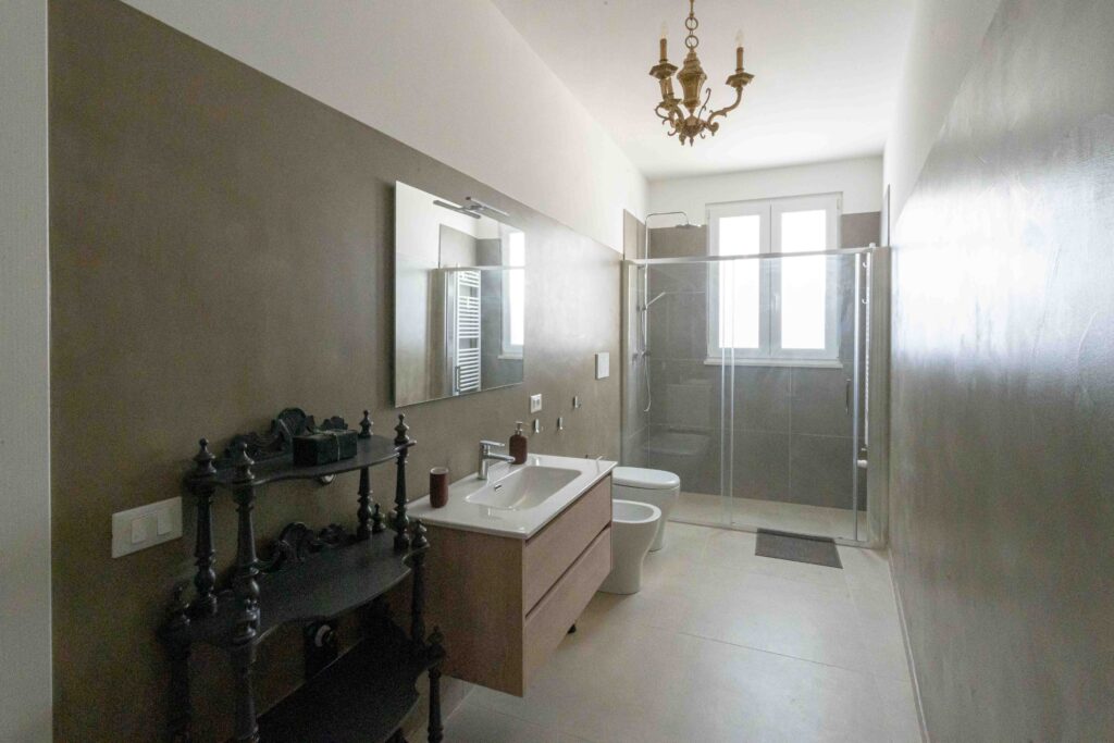 Villa Magliese giardino PISCINA GESTRUEMIA PRATO ARANCI VASI PIETRA salento vacanze vacations italy italia puglia pool garden maglie vacation house bathroom