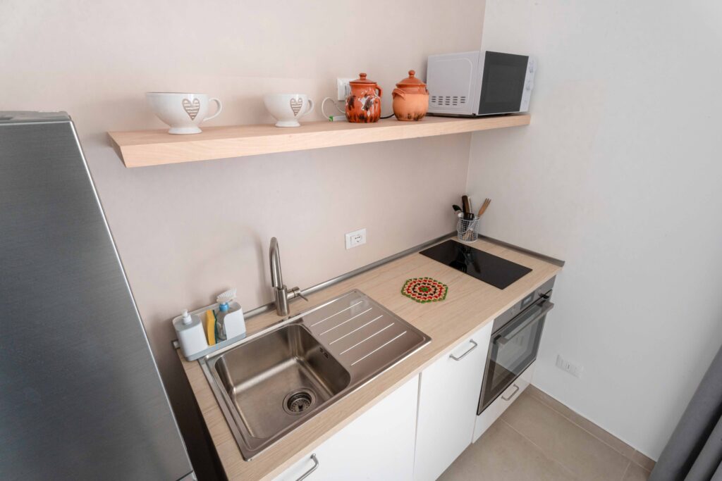 Villa Magliese giardino PISCINA GESTRUEMIA PRATO ARANCI VASI PIETRA salento vacanze vacations italy italia puglia pool garden maglie vacation house kitchen