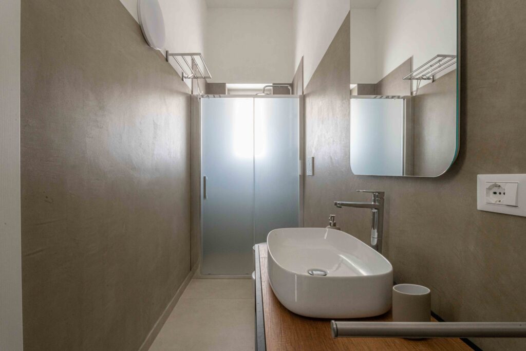 Villa Magliese giardino PISCINA GESTRUEMIA PRATO ARANCI VASI PIETRA salento vacanze vacations italy italia puglia pool garden maglie vacation house bathroom