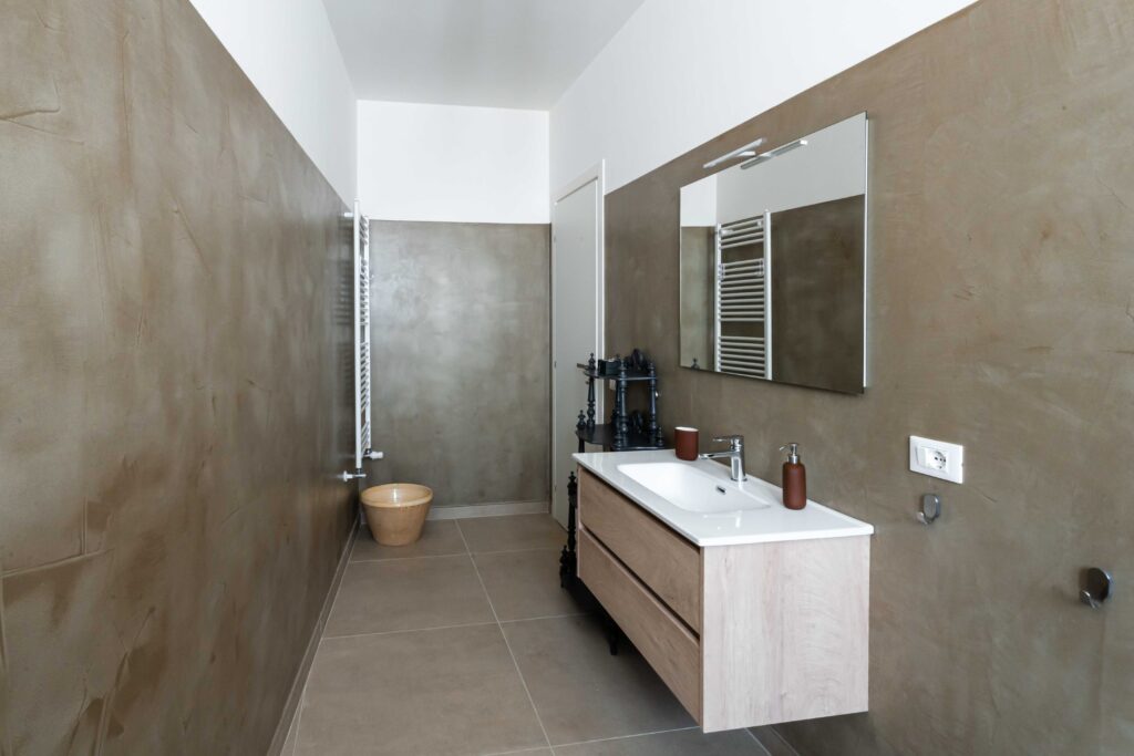 Villa Magliese giardino PISCINA GESTRUEMIA PRATO ARANCI VASI PIETRA salento vacanze vacations italy italia puglia pool garden maglie vacation house bathroom