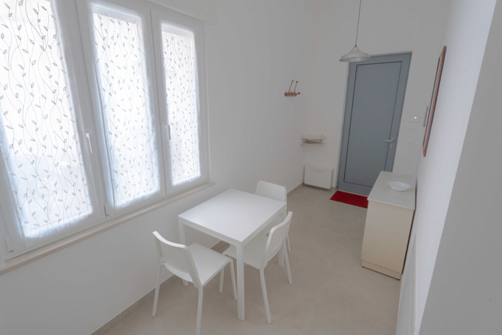 Villa Magliese giardino PISCINA GESTRUEMIA PRATO ARANCI VASI PIETRA salento vacanze vacations italy italia puglia pool garden maglie vacation house kitchen