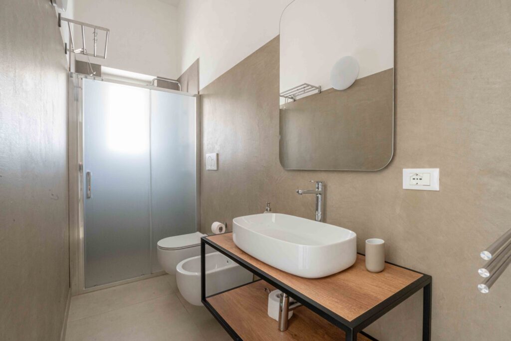 Villa Magliese giardino PISCINA GESTRUEMIA PRATO ARANCI VASI PIETRA salento vacanze vacations italy italia puglia pool garden maglie vacation house bathroom
