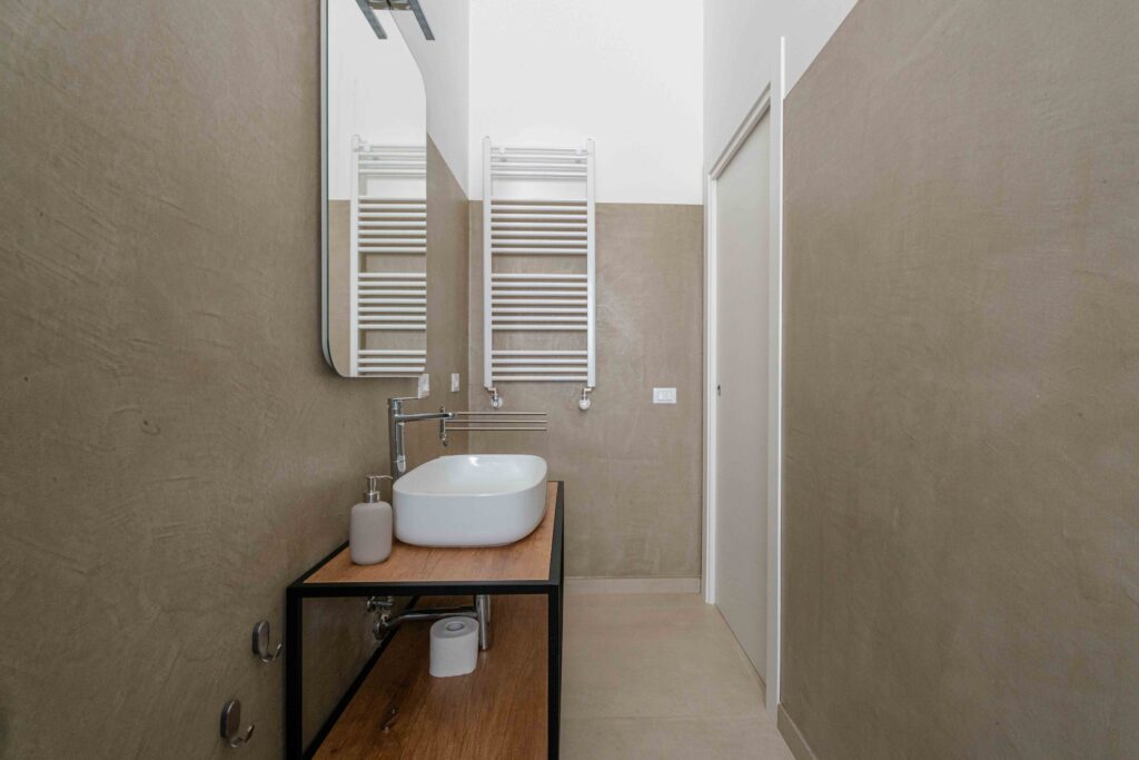 Villa Magliese giardino PISCINA GESTRUEMIA PRATO ARANCI VASI PIETRA salento vacanze vacations italy italia puglia pool garden maglie vacation house bathroom