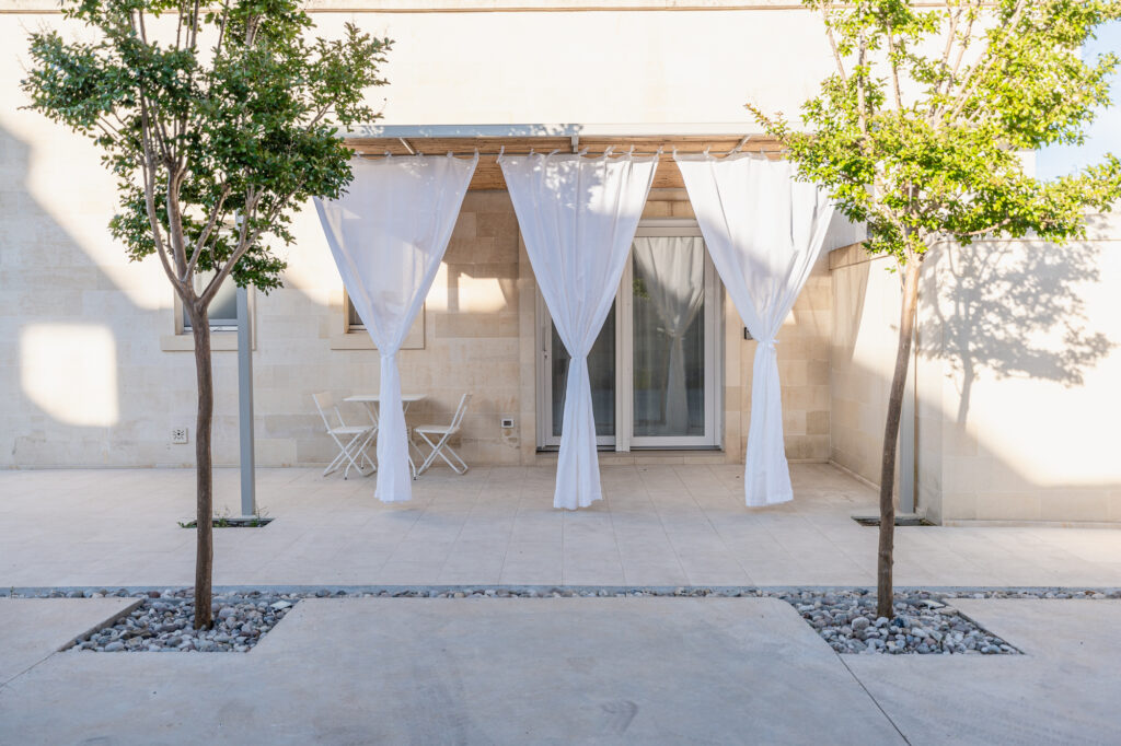 Villa Magliese giardino PISCINA GESTRUEMIA PRATO ARANCI VASI PIETRA salento vacanze vacations italy italia puglia pool garden maglie vacation house garden