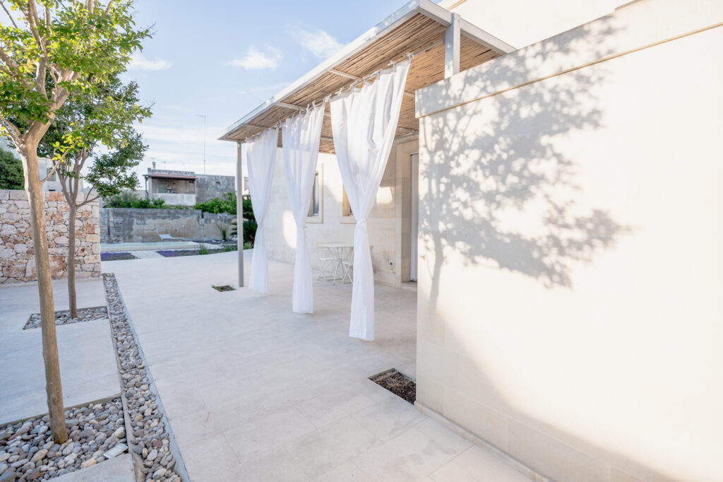 Villa Magliese giardino PISCINA GESTRUEMIA PRATO ARANCI VASI PIETRA salento vacanze vacations italy italia puglia pool garden maglie vacation house garden