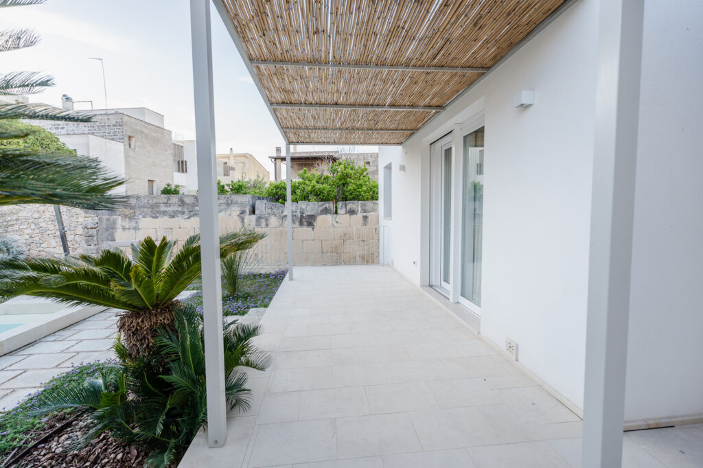 Villa Magliese giardino PISCINA GESTRUEMIA PRATO ARANCI VASI PIETRA salento vacanze vacations italy italia puglia pool garden maglie vacation house garden