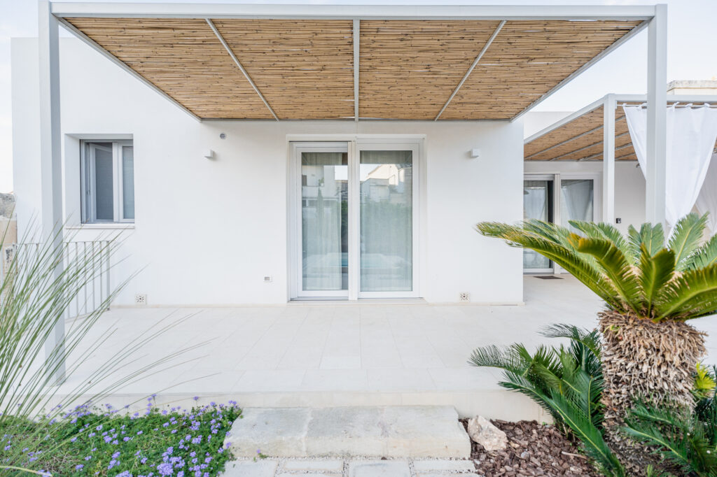 Villa Magliese giardino PISCINA GESTRUEMIA PRATO ARANCI VASI PIETRA salento vacanze vacations italy italia puglia pool garden maglie vacation house garden