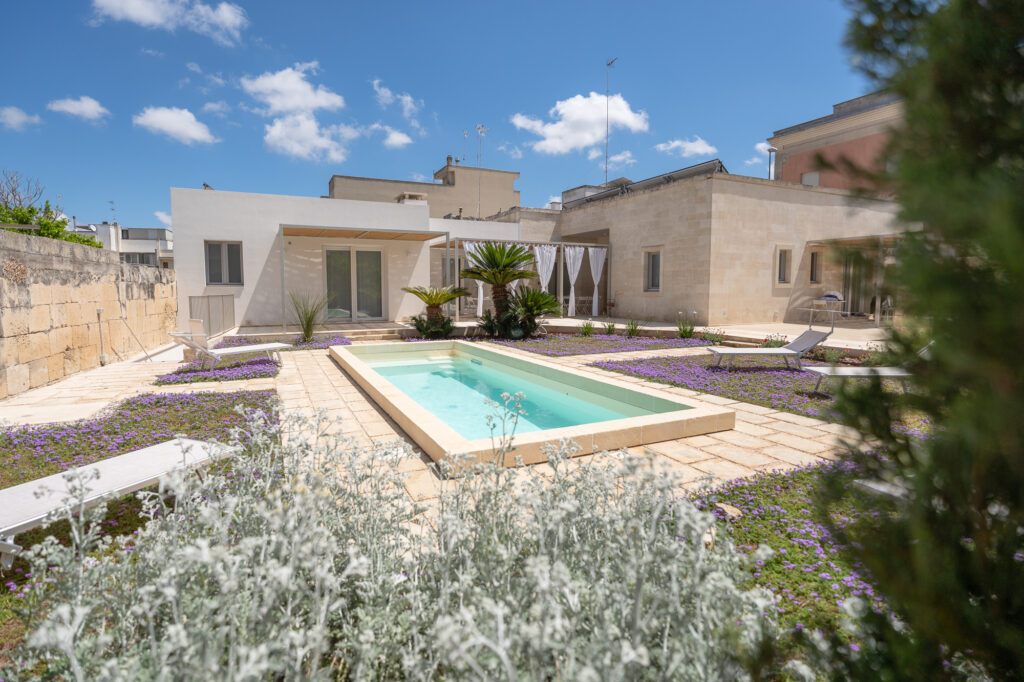 Villa Magliese giardino PISCINA GESTRUEMIA PRATO ARANCI VASI PIETRA salento vacanze vacations italy italia puglia pool garden maglie vacation house garden